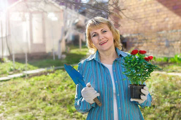 Mujer en el jardín en la primavera preparando plantas para la siembra — Foto de Stock