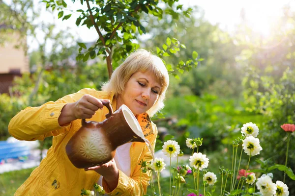 Женщина занимается садоводством на заднем дворе своего дома — стоковое фото