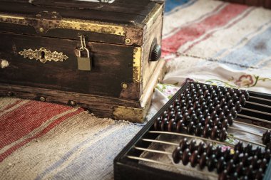 Eski sandık ve faturalar eski ahşap evde halıda