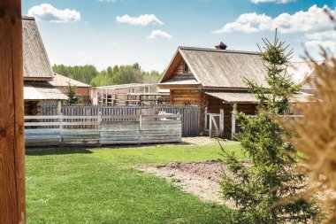 Yazın bahçede bir ev.