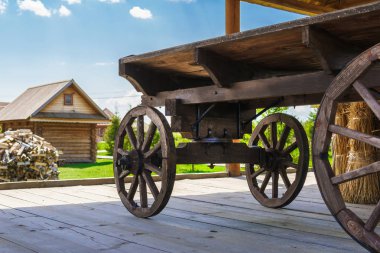 Tarihi ahşap sanat açık havada tarihi müzede duruyor.