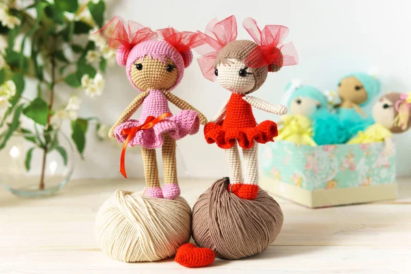 Oyuncak ahşap masaya örüldü. Tığ işi doldurulmuş hayvanlar..