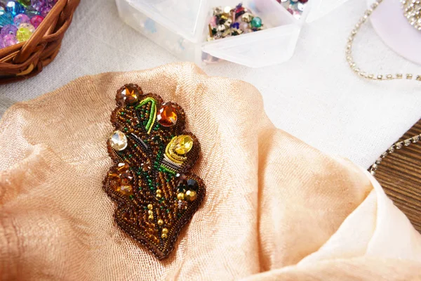 Broche faite à la main en perles multicolores sur le fond — Photo