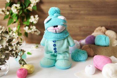 Farklı bir arkaplanda el yapımı renkli ipliklerden örülmüş oyuncaklar