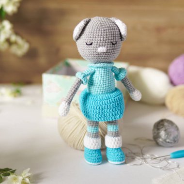 Farklı bir arkaplanda el yapımı renkli ipliklerden örülmüş oyuncaklar