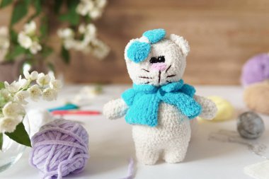 Farklı bir arkaplanda el yapımı renkli ipliklerden örülmüş oyuncaklar