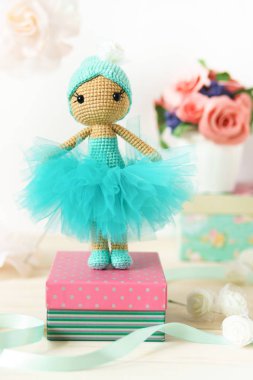 Farklı bir arkaplanda el yapımı renkli ipliklerden örülmüş oyuncaklar