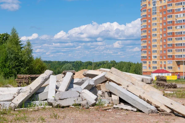 İnşaat atıkları ve yıkım yolundaki beton döküntüler.
