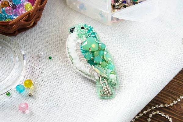 Spilla fatta di perline colorate fatte a mano sullo sfondo — Foto Stock