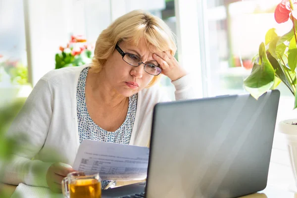 Ofisteki bir kafede dizüstü bilgisayarı olan bir kadın, serbest çalışan ve iş adamıdır.