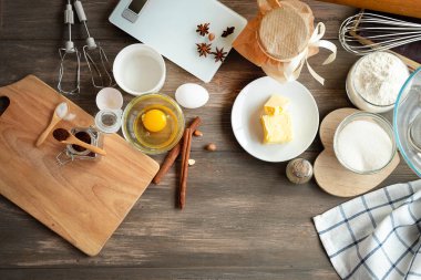 Kek tatlısı ve koyu ahşap zemin için gerekli malzemeler. Turtalar hazır.