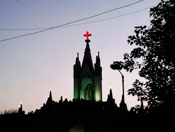 Setembro 2014, Mount Mary Church Chapel, Bandra, Mumbai, Índia, Vista da capela Mount Mary Church, à noite, localizado em Bandra, Mumbai, Índia . — Fotografia de Stock