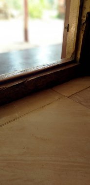 Nisan 2019, Mangalore, Hindistan kırsal kesimde bir evin girişi, evin iç kısmından Hindistan 'ın Mangalore kentindeki bir kırsal kesime yakın çekim..