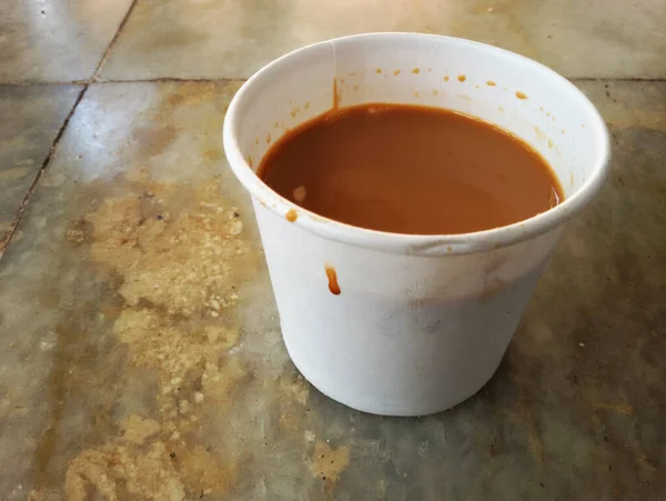 Juli 2014, Nahaufnahme einer Tasse Tee aus Papier, Mangalore, Indien, Nahaufnahme einer Tasse Tee aus Papier auf dem Marmorboden, Mangalore, Indien. — Stockfoto