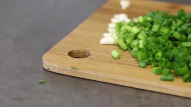 Ahşap tahta üzerinde yatan doğranmış yeşil soğan. Taze sebzeler. Soğan tüyler. Salata için malzeme. Yemek.