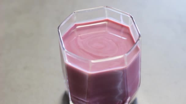 Ceașcă Transparentă Sticlă Lapte Masă Rotația Lichidului Roz Într Pahar — Videoclip de stoc