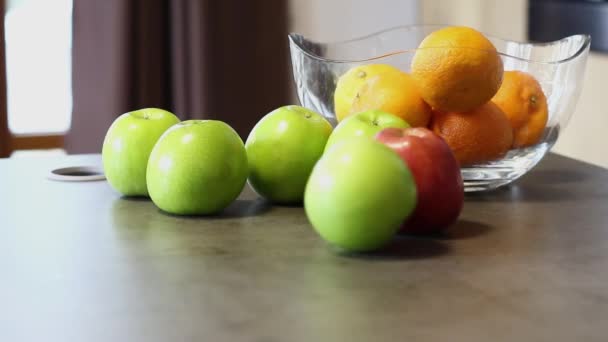 Une Pomme Verte Roule Sur Table Puis Tient Côté Autres — Video