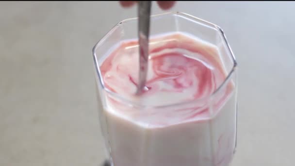 Coupe Verre Transparent Avec Lait Sur Table Cercles Rouges Sur — Video