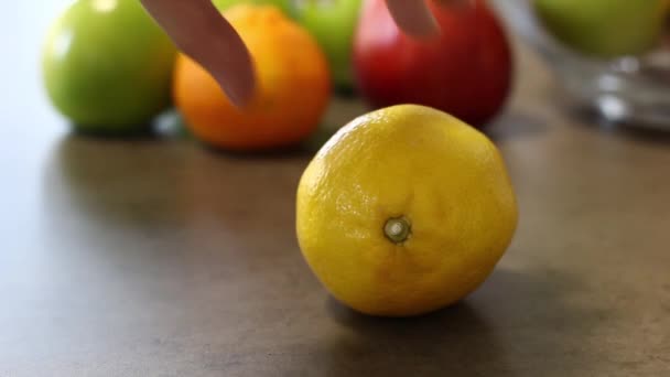 Movimento Limão Amarelo Sentido Horário Contra Fundo Outras Frutas Cozinha — Vídeo de Stock