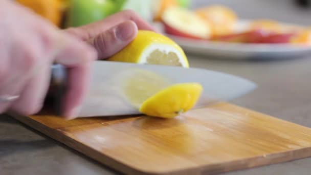 Tipo Caucásico Cocina Cortar Limón Amarillo Rodajas Redondas Finas Tipo — Vídeos de Stock