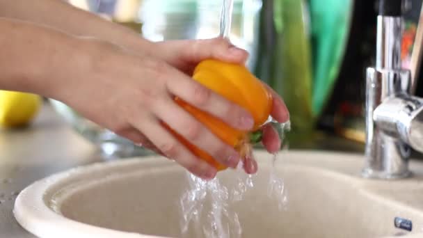 Tvätta Frukten Flickan Ovanför Diskbänken Vattnet Tvättar Gul Peppar Förberedelse — Stockvideo
