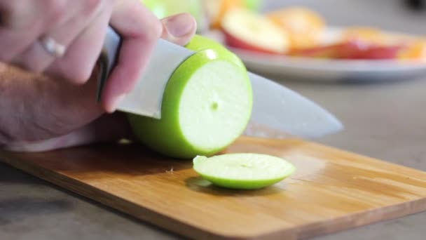 Λευκός Στην Κουζίνα Κόβουμε Πράσινο Μήλο Λεπτές Στρογγυλές Φέτες Τύπος — Αρχείο Βίντεο