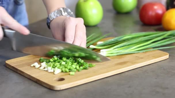 Chica Caucásica Cocina Con Reloj Metal Mano Derecha Picar Cebolla — Vídeos de Stock