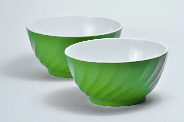 İki boş yeşil plastik kase