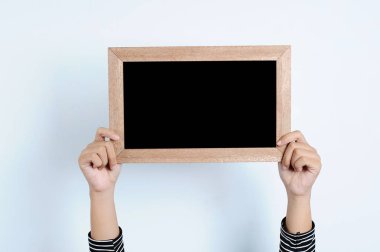 Asyalı kadın elleri kara tahta tutan