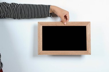 Asyalı kadın elleri kara tahta tutan