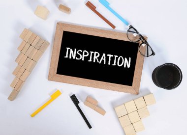 Ofis aksesuarları ile kara tahta üzerinde Ilham metin. Iş