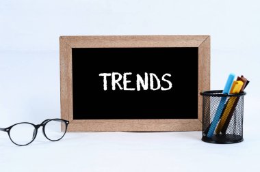 Gözlüklü iş için tahtaya yazılan trendler kavramı, 