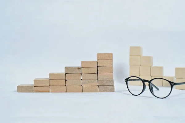 Tahta sehpanın üstündeki basamak gibi tahta bloklama. İş konumu