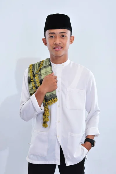 Asiático homem muçulmano religioso de indonésia sorrir para você — Fotografia de Stock