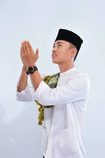 Nábožensky asijský muslimský muž v tradičních šatech, modlení a Maki — Stock fotografie