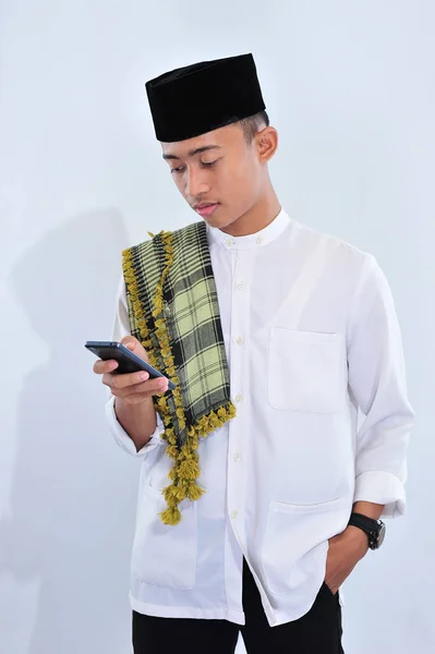 Šťastný asijský muslimský muž používající chytrý telefon — Stock fotografie