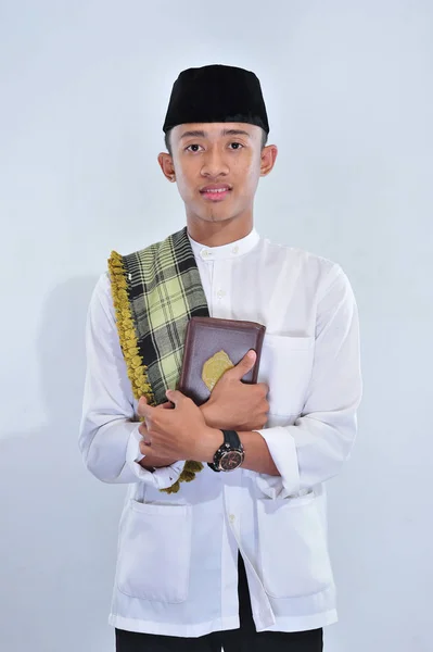 Retrato de jovem muçulmano carregando o Alcorão sagrado em Ramadan Karen — Fotografia de Stock