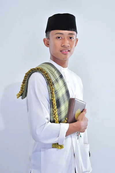 Retrato de jovem muçulmano carregando o Alcorão sagrado em Ramadan Karen — Fotografia de Stock