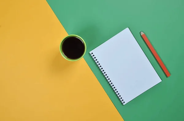 Üst görünüm düz boş not defteri sayfası, kahve fincanı, p ile döşeme resmi