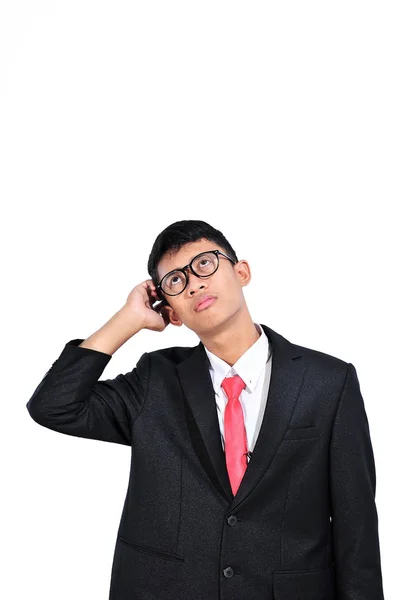 Asiatiska unga affärsman funderar på fråga, hand på huvudet, p — Stockfoto