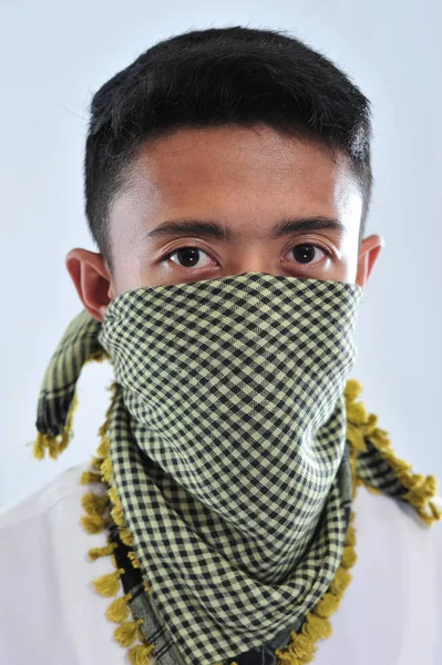 Portrét mladého pohledného asijského muslima v Serban nebo th — Stock fotografie