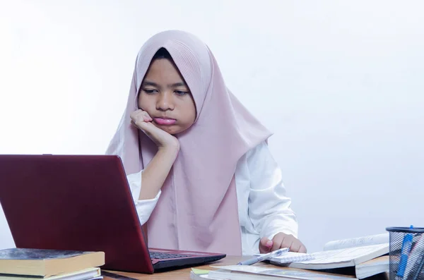 Giovane donna annoiata in ufficio che lavora con un computer portatile — Foto Stock