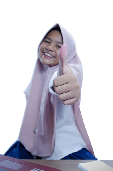 Asian's businesswoman showing thumb up, wearing hijab, close up — Stock Photo, Image