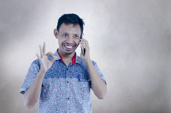 Ásia homem falando no o telefone mais isolado cinza fundo doi — Fotografia de Stock