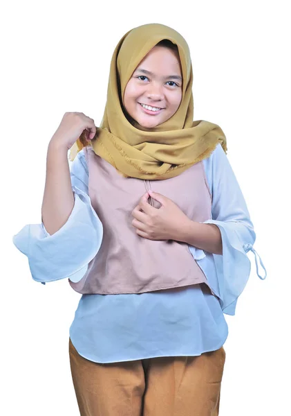 Retrato de jovem muçulmano mulher no hijab sorrindo e olhando para c — Fotografia de Stock