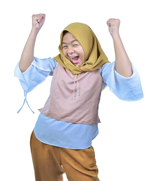 Азиатская женщина в хиджабе счастлива и взволнована празднованием победы — стоковое фото
