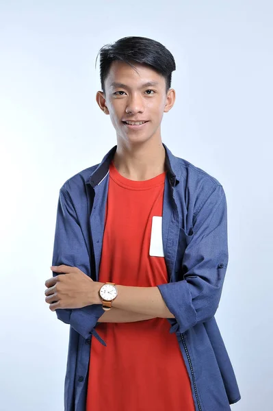 Уверенность азиатский молодой человек носить повседневные футболки с уверенностью S — стоковое фото