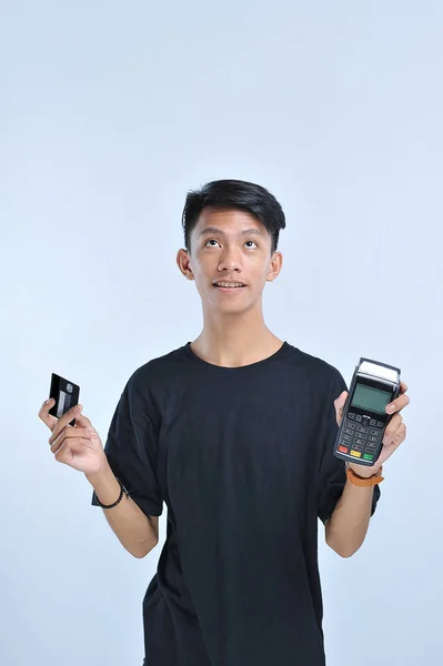 Pemuda asia menunjukkan kartu kredit / kartu debit dan Elec — Stok Foto