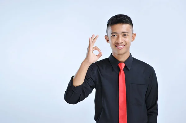 Retrato de un joven hombre de negocios sonriente mostrando una señal aceptable —  Fotos de Stock