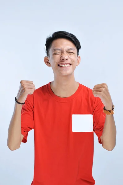 Joven asiático hombre feliz y emocionado expresando gesto ganador. Su — Foto de Stock